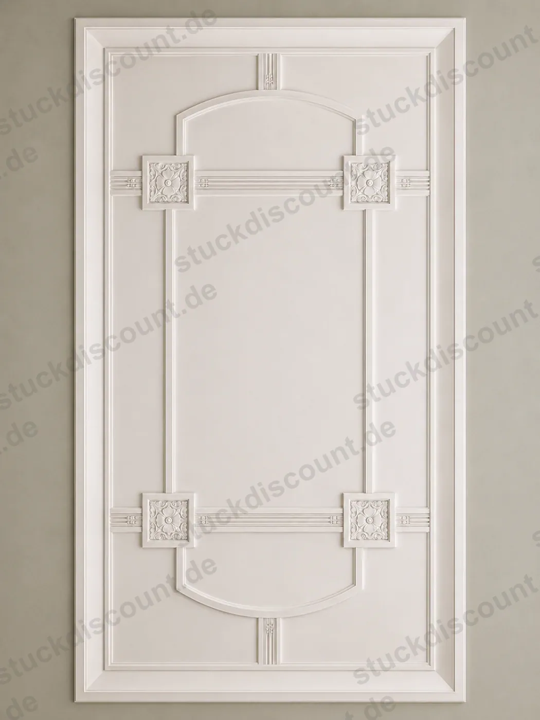 Deckenspiegel mit profiliertem Rahmen und ornamentierten Zierfeldern