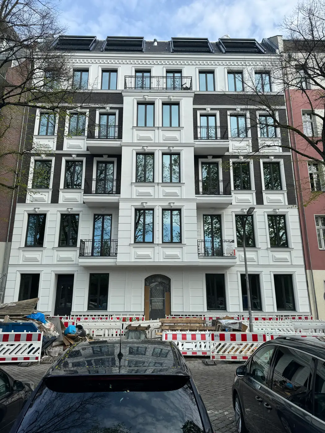 Elegante Fassadengestaltung mit Stuckelementen in Berlin – Gesamtansicht