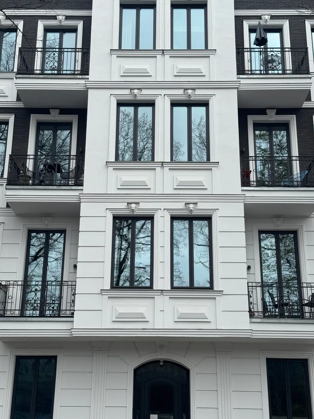Fassade mit Fensterumrahmungen und Zierbändern – Detail