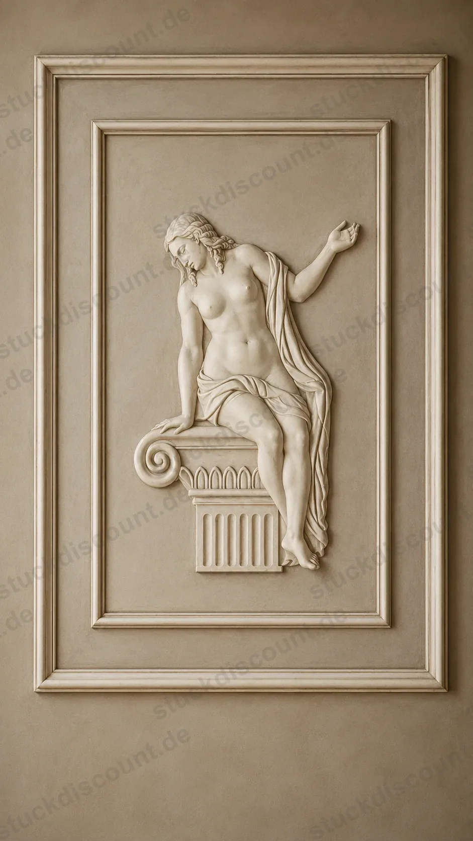 Klassisches Figurenrelief auf ionischem Kapitell – naturweißer Stuck im profilierten Rahmen