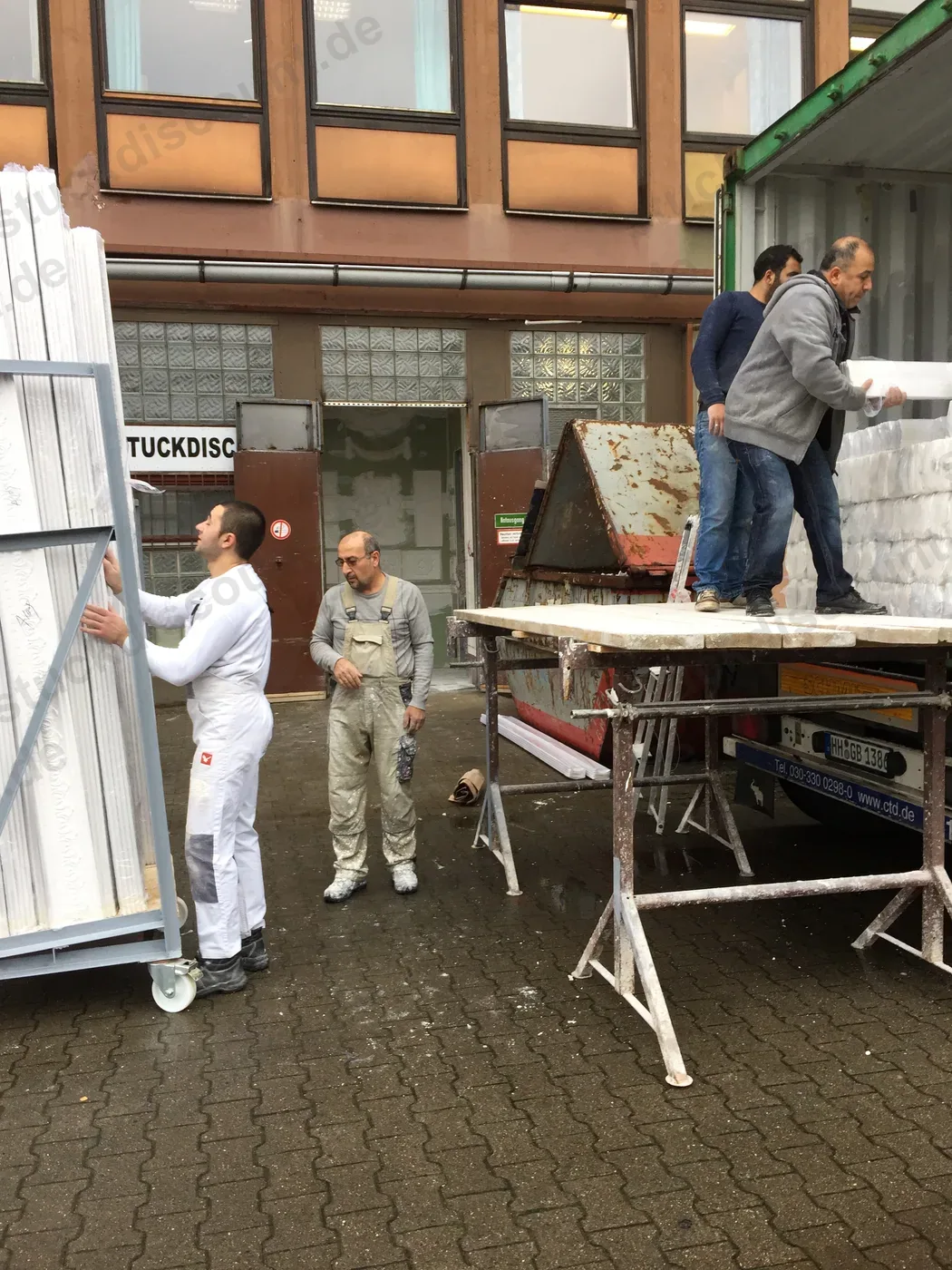 Team entlädt die Lieferung vor dem Ladengeschäft
