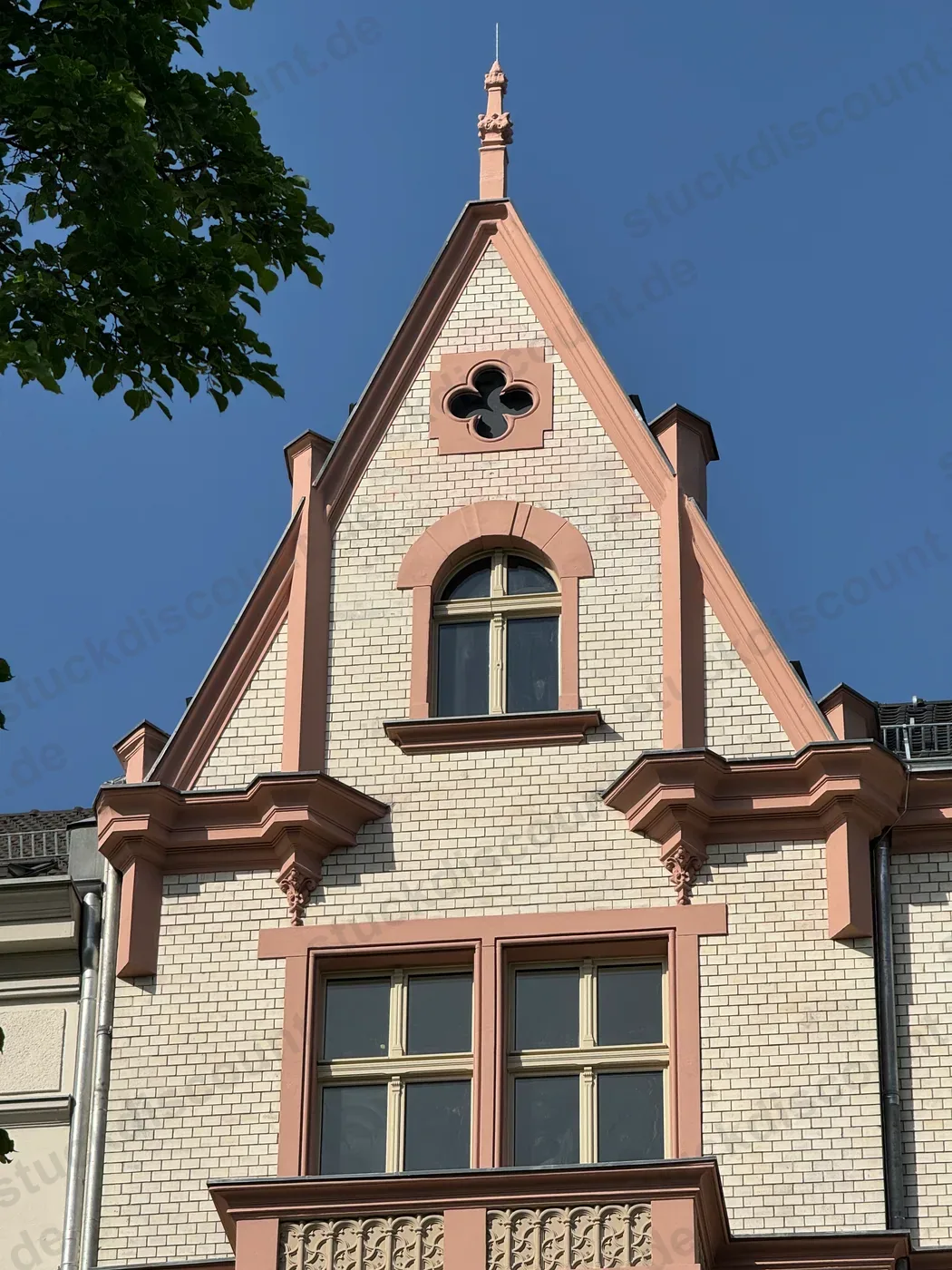 Fertig restaurierte Fassade mit Giebel und Fiale