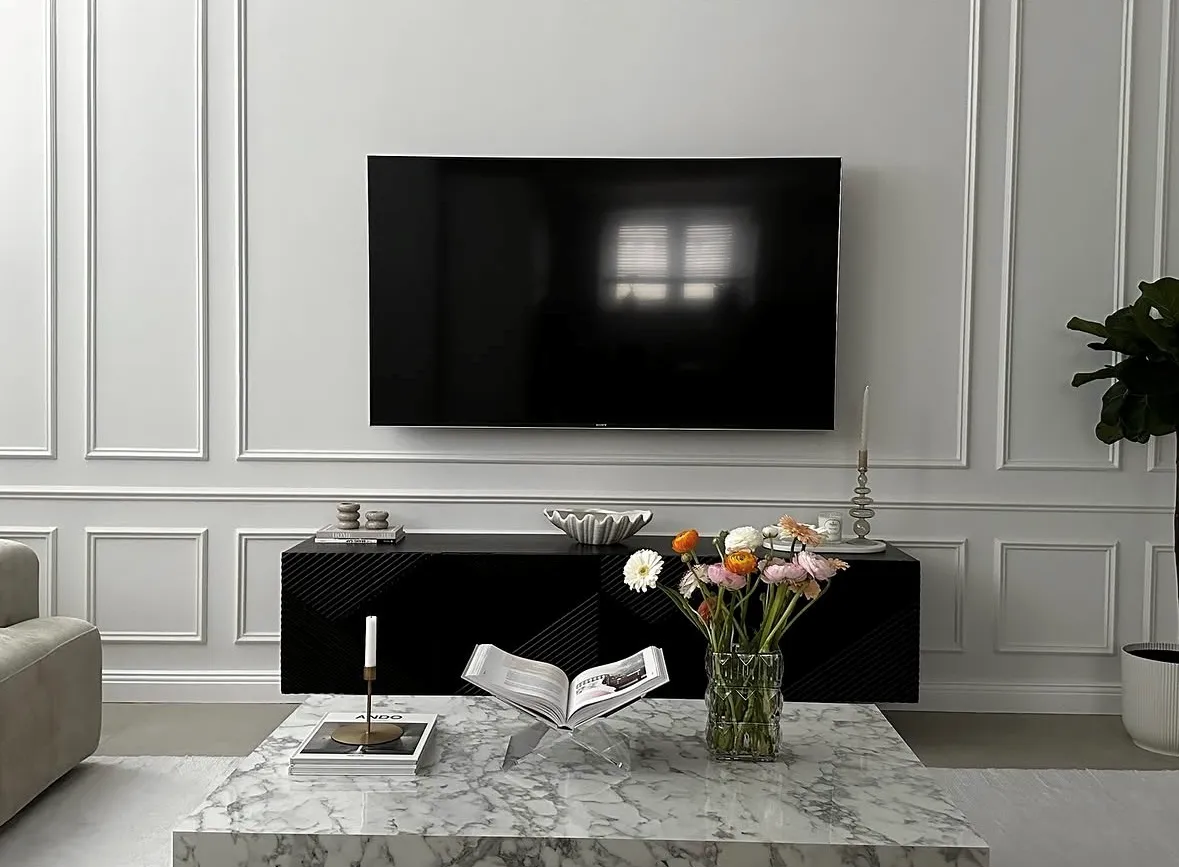 Elegante Wohnzimmerwand mit Stuckelementen – profilierte Stuckleisten und symmetrische Wandfelder